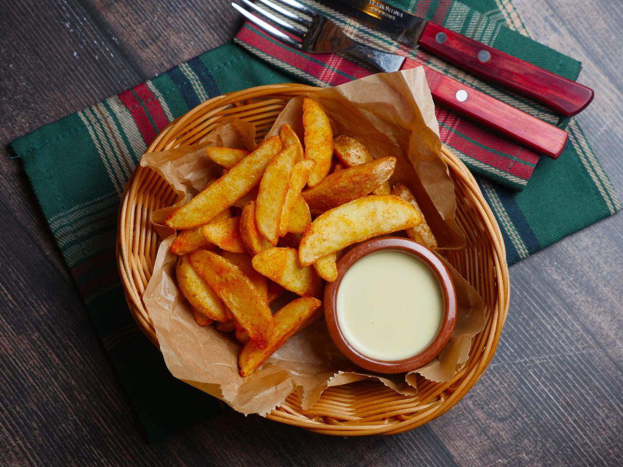 Картофель по-деревенски с сырным соусом