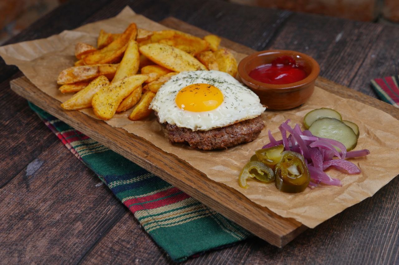 Бифштекс с картофелем по-деревенски